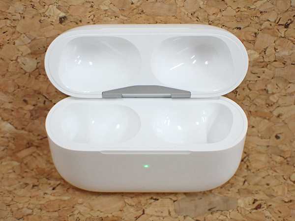 中古 良品】Apple 純正 AirPods Pro 第2世代 MQD83J/A 本体 付属完品 JAN:4549995361957 /  iPhone・スマホの中古販売 大阪梅田・本町｜ウルモバイル